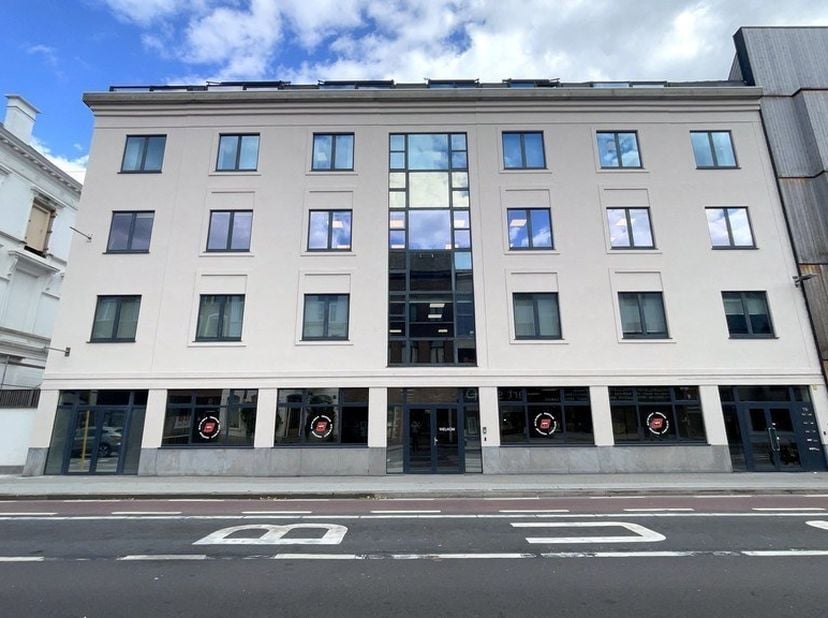 346m² de bureaux au rez-de-chaussée à l'arrière (parking)<br />
Emplacement : à distance de marche de la gare et facilement accessible en voiture via