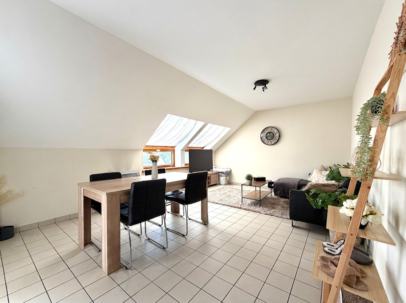 NAMUR, à 200 m du parc de La Plante, bel APPARTEMENT (1ch/1sdb) sis au 4ème étage d'une résidence. Hall, lumineux séjour de 23m², cuisine équipée de 8