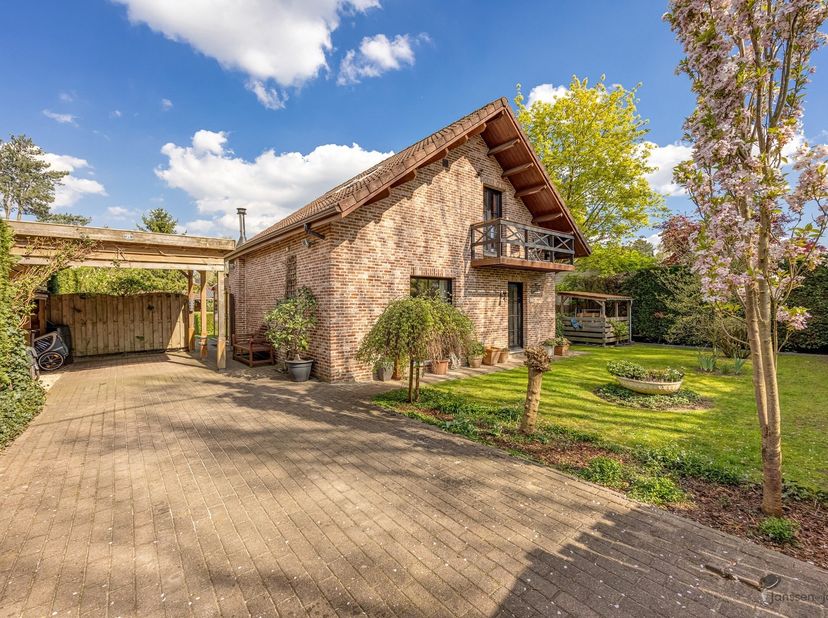 In een rustige en groene woonomgeving nabij Sint-Job bevindt zich deze uitstekend onderhouden woning op een mooi perceel van maar liefst 810 m². Dankz