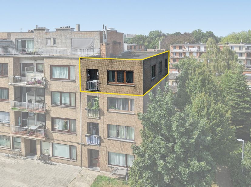 Ruim en lichtrijk appartement met drie slaapkamers op een rustige ligging in Sint-Andries, op korte afstand van de Brugse binnenstad en alle dagelijks