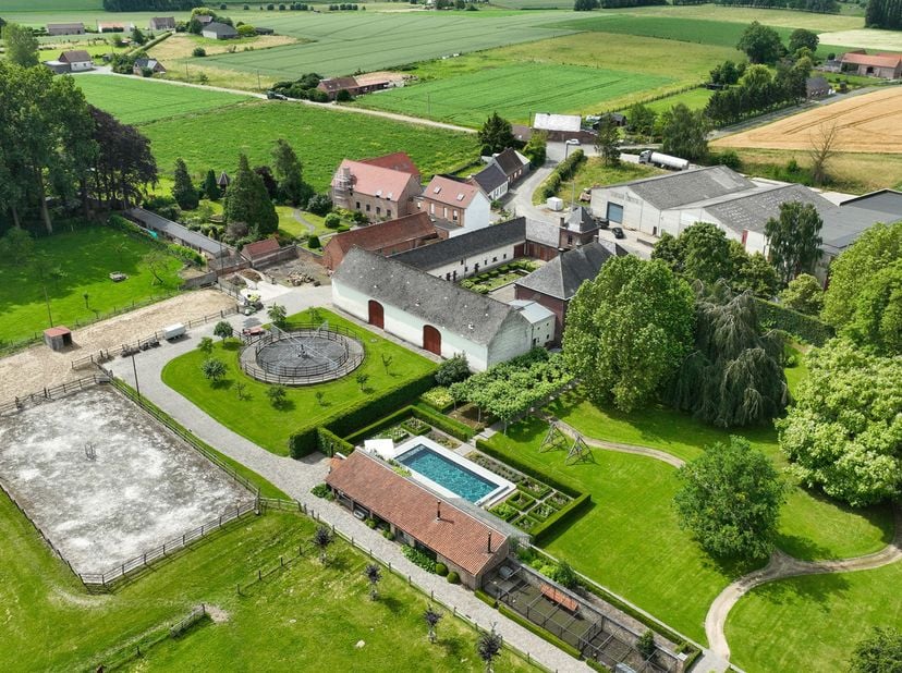 Maison à vendre à ,
                    7910 Arc-Ainières