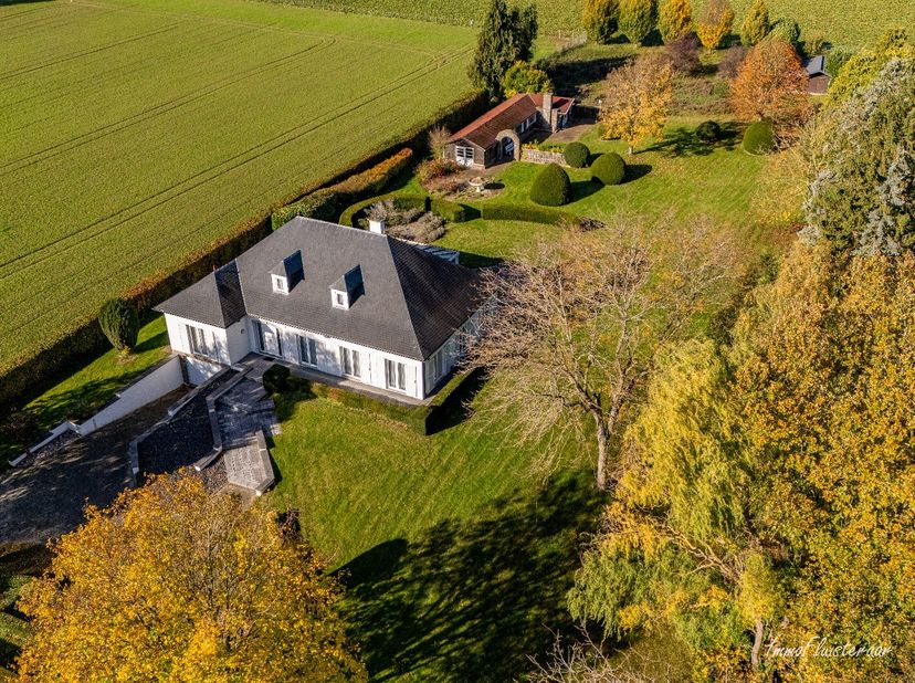 Au milieu d'un environnement verdoyant et paisible se trouve cette spacieuse villa sur un terrain large et bien entretenu. La maison a été soigneuseme