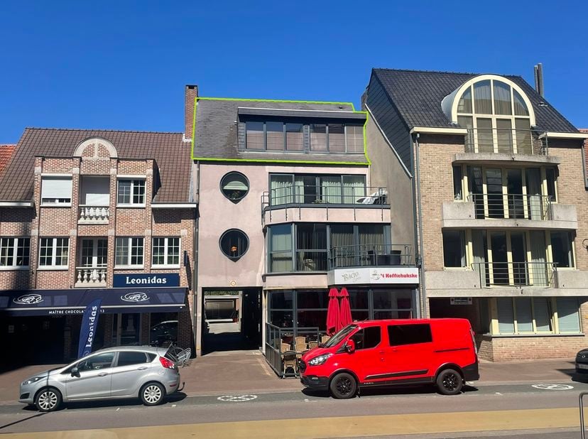 Gezellig dakappartement met 1 slaapkamer + extra zolderkamer op de markt van Arendonk.<br />
Indeling:<br />
Via de gemeenschappelijke inkomhal is het