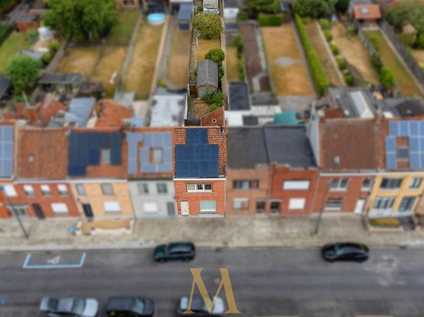 Deze instapklare en verrassend ruime woning is centraal gelegen in Zwevegem, op wandelafstand van de Groene Kouter, scholen, openbaar vervoer, winkels