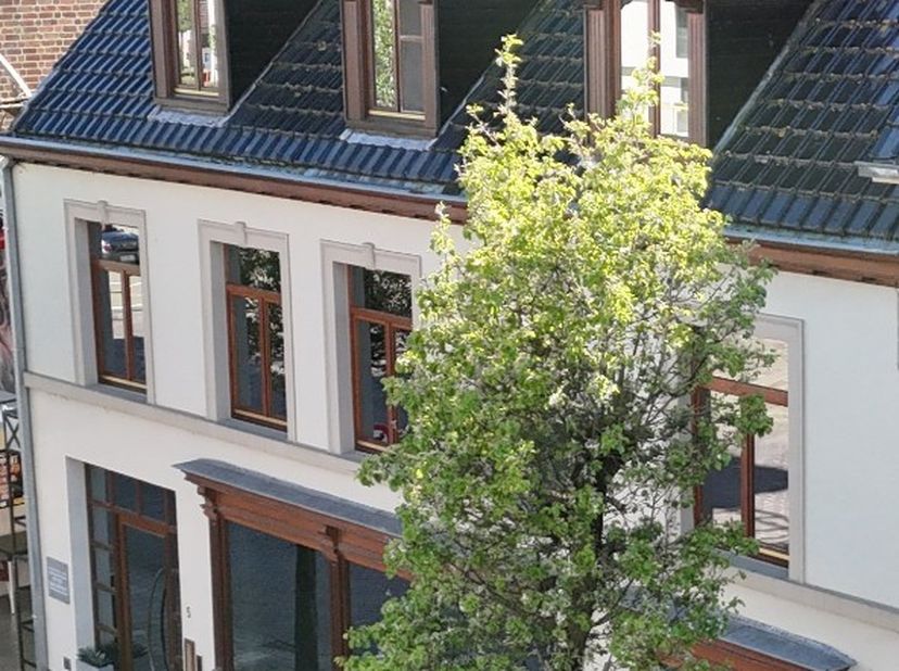 Deze instapklare handelswoning is gelegen in het centrum van Koekelare,  een commerciële topligging op de markt en bestaat uit: <br />
<br />
gelijkvl