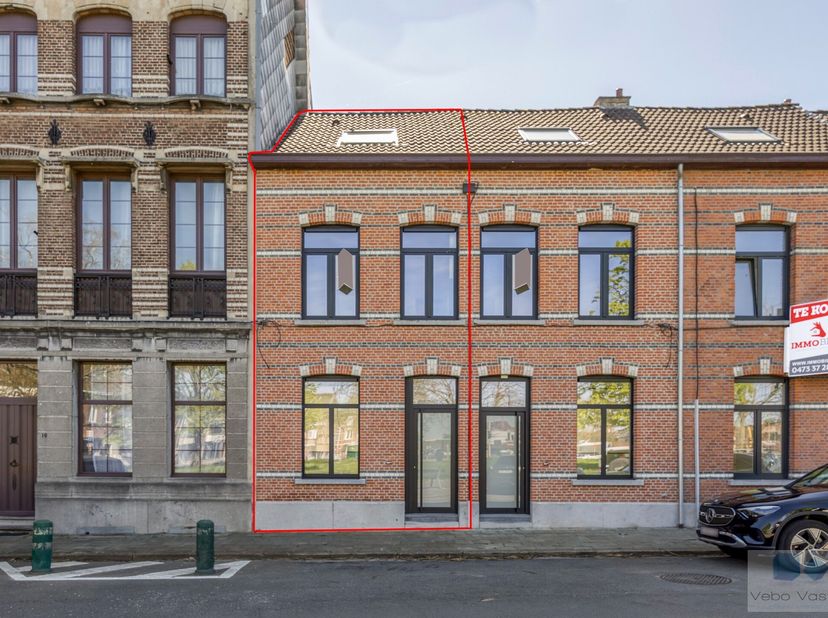 Op een uitstekende locatie te Lier bevinden zich deze 2 charmante rijwoningen met 3 volwaardige slaapkamers en gezellige stadstuin.<br />
&amp;nbsp;<br />