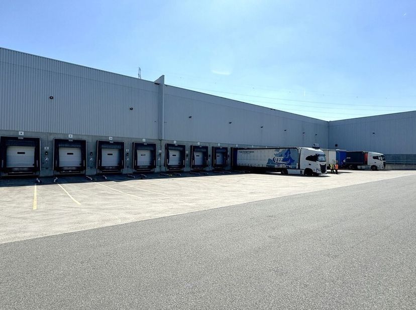 8.661m² logistiek magazijn met 90m² kantoor op logistieke site<br />
Ligging: nabij de container terminal te Willebroek en A12 (Antwerpen - Brussel)<b