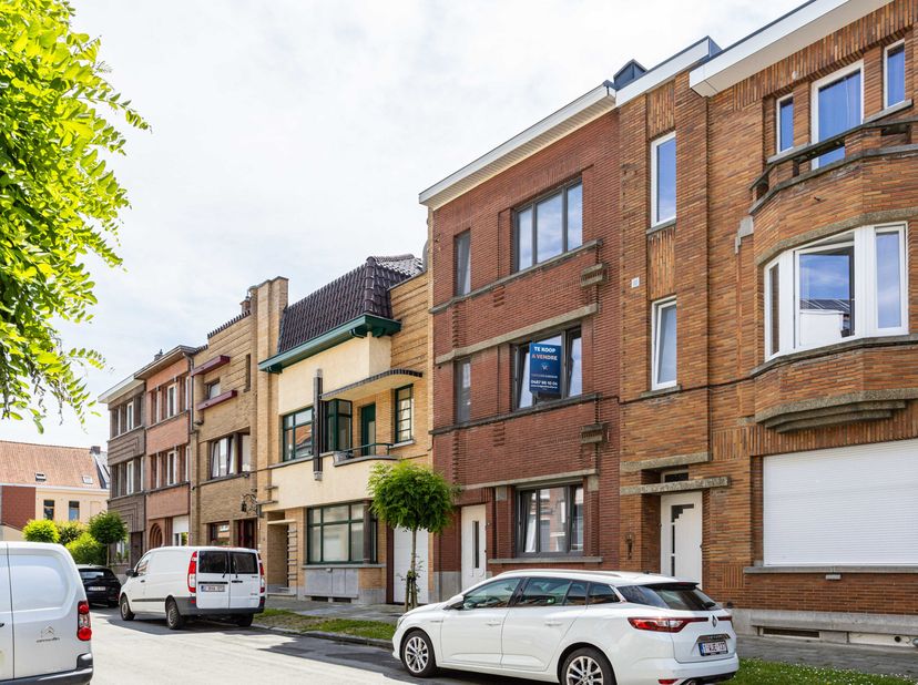 BEZOEKMOMENT voorzien op ZATERDAG 29 augustus nà AFSPRAAK mét Karoline 0487/98.10.04<br />
<br />
Het STATIGE PAND is gelegen in de MOOISTE ART DECO-S