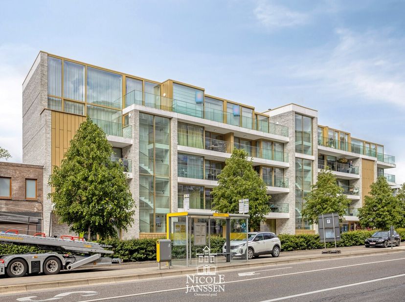 Dit luxueus penthouse op de derde en vierde verdieping is ruim en praktisch ingedeeld, met lichtrijke leefruimtes die zorgen voor een open en aangenam