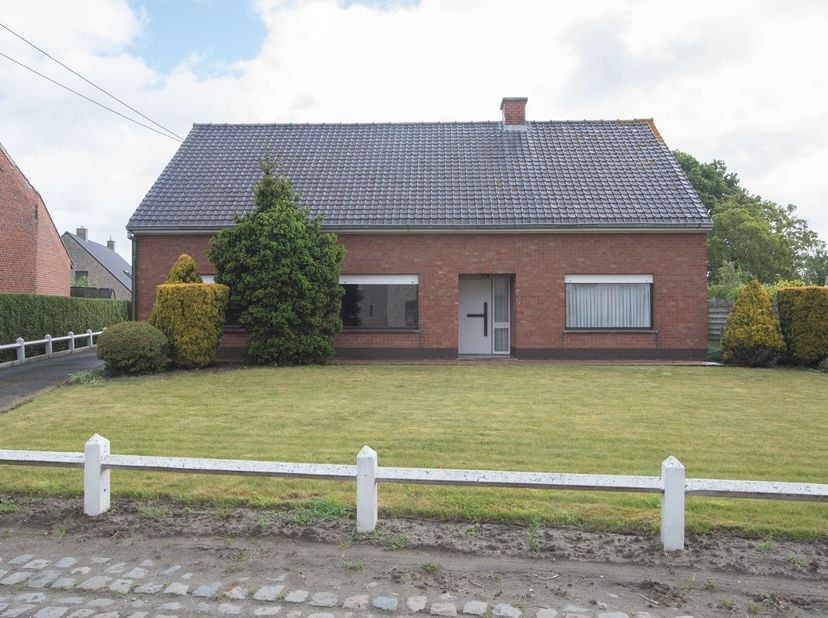 OPEN BEBOUWING MET TUIN  - <br />
<br />
Deze te renoveren woning met oprijlaan en garage is gelegen in de Koekelarestraat 32 te Kortemark.<br />
Het