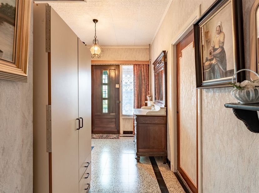Deze ruime woning biedt alles wat een gezin nodig heeft. U betreedt de woning via de inkomhal die toegang geeft tot de verschillende leefruimtes. De o