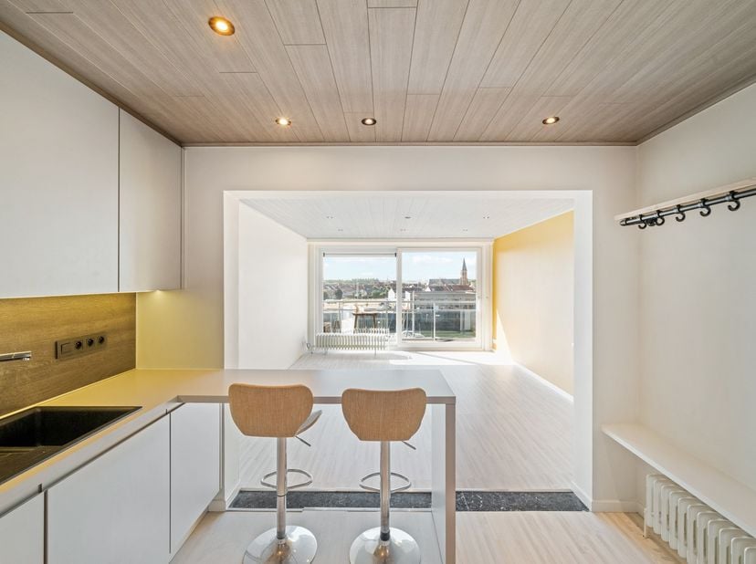Vernieuwd appartement met 2 kamers en een zonnig terras, mooi gelegen aan de jachthaven van Zeebrugge. Vanuit het appartement kunt u genieten van een