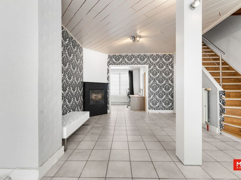 In het hart van Langemark, op wandelafstand van alle voorzieningen, vind je deze bijzonder ruime eigendom. Het pand bestaat uit een comfortabel woonge