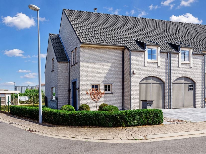 Op zoek naar een energiezuinige woning met vier slaapkamers op een rustige ligging? Deze verzorgde gezinswoning uit 2012 bevindt zich aan het einde va