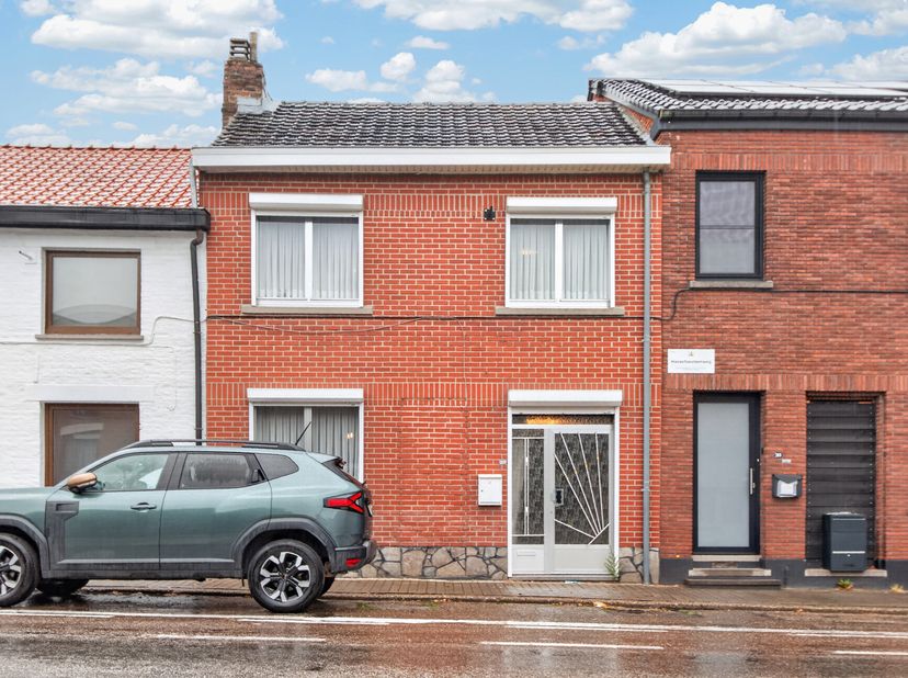 RIJWONING + 3 SLK + KOER en TUIN + VEEL POTENTIEEL<br />
Aan de stadsrand ligt deze verrassend ruime rijwoning met 3 slaapkamers en een bijzonder rust