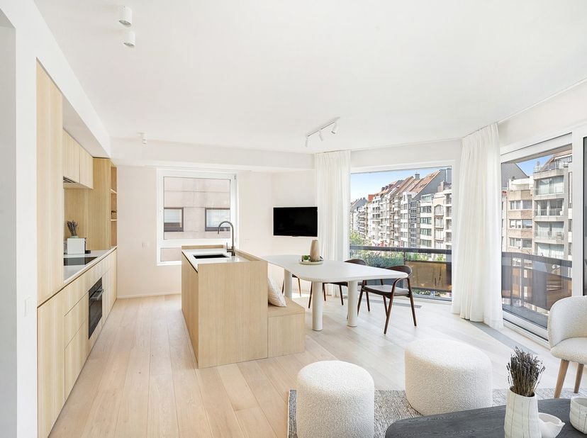 À l’angle de la Lippenslaan et de la Zoutelaan, au quatrième étage, se trouve cet appartement d’angle baigné de lumière. Grâce aux nombreuses baies vi