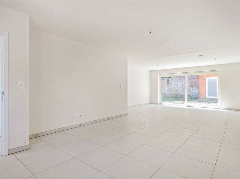 Bent u op zoek naar een energiezuinige nieuwbouwwoning die u nog volledig naar uw eigen smaak kunt afwerken? Dan is deze recente woning in een rustige