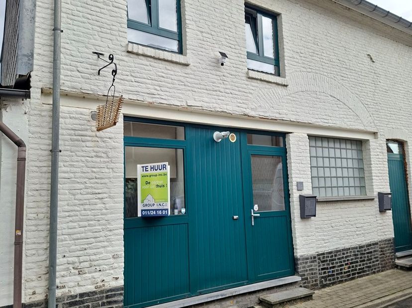 Deze gezellige woning te Dilsen-Stokkem bestaat uit een inkomhal, living, ingerichte keuken en badkamer.<br />
<br />
Verder beschikt dit pand over tw