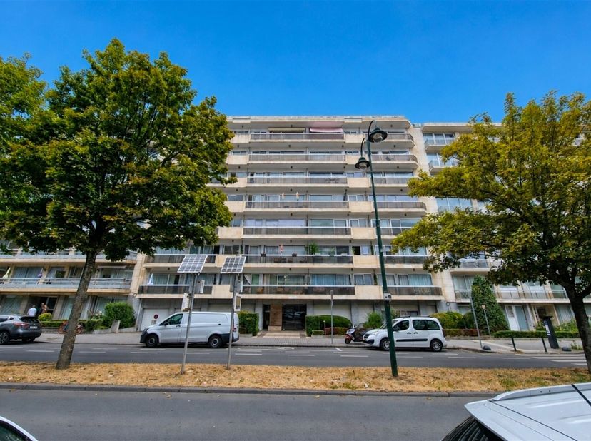 Quartier Edmond Machtens. Magnifique appartement penthouse +/-65m² 1 chambre avec deux terrasses. Composé comme suit : Hall d'entrée avec wc séparé, l