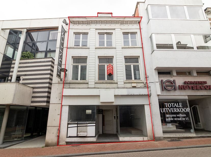 TE RENOVEREN HANDELSHUIS <br />
<br />
Centraal gelegen handelshuis, volledig te renoveren met tal van mogelijkheden.