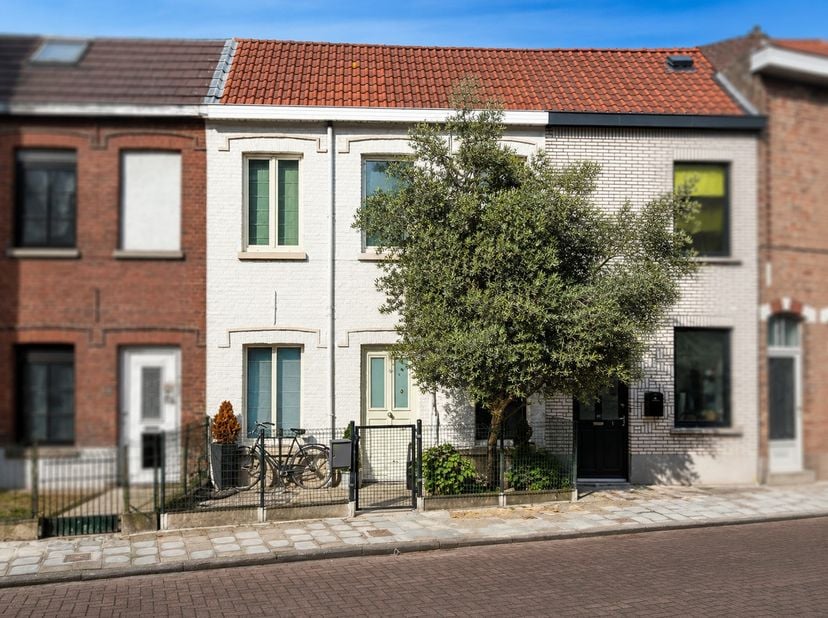 Deze verzorgde en sfeervolle woning met één slaapkamer bevindt zich op een rustige ligging vlak bij het centrum van Gent en combineert een praktische
