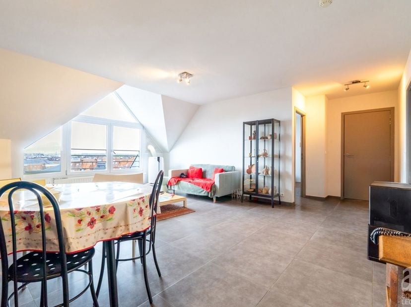 Vous recherchez un lieu de vie pratique, sécurisé et chaleureux, à deux pas de la Grand-Place de Tournai ?<br />
Situé dans la Résidence Le Théâtre, l