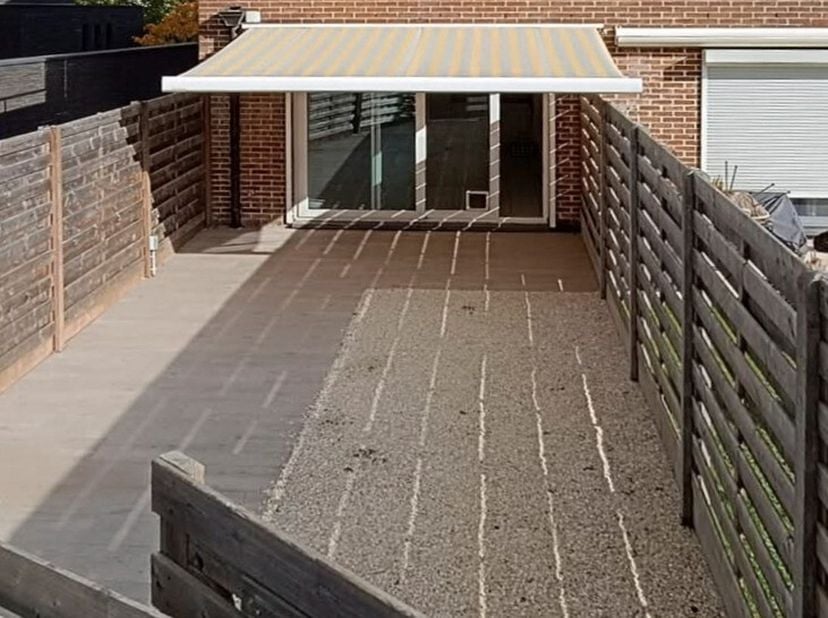 Op zoek naar comfortabel wonen met een uitstekende bereikbaarheid? Dan is dit instapklare gelijkvloerse appartement in Olen zeker een bezoek waard.Met