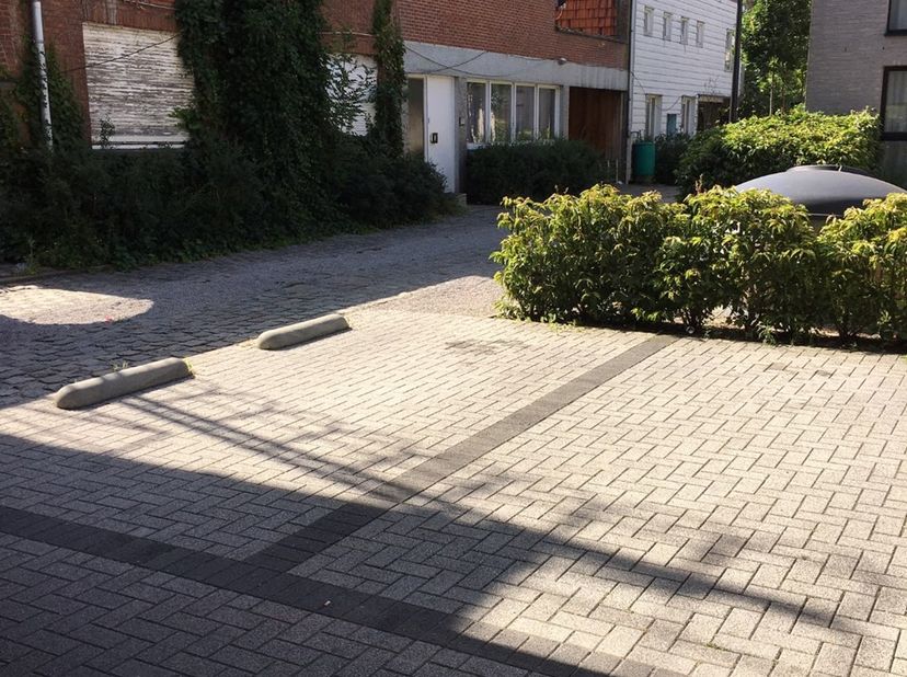 Deze overdekte autostandplaats is gelegen vlakbij het station van Kortrijk en het centrum. De autostandplaats ligt op het gelijkvloers en kan afgeslot