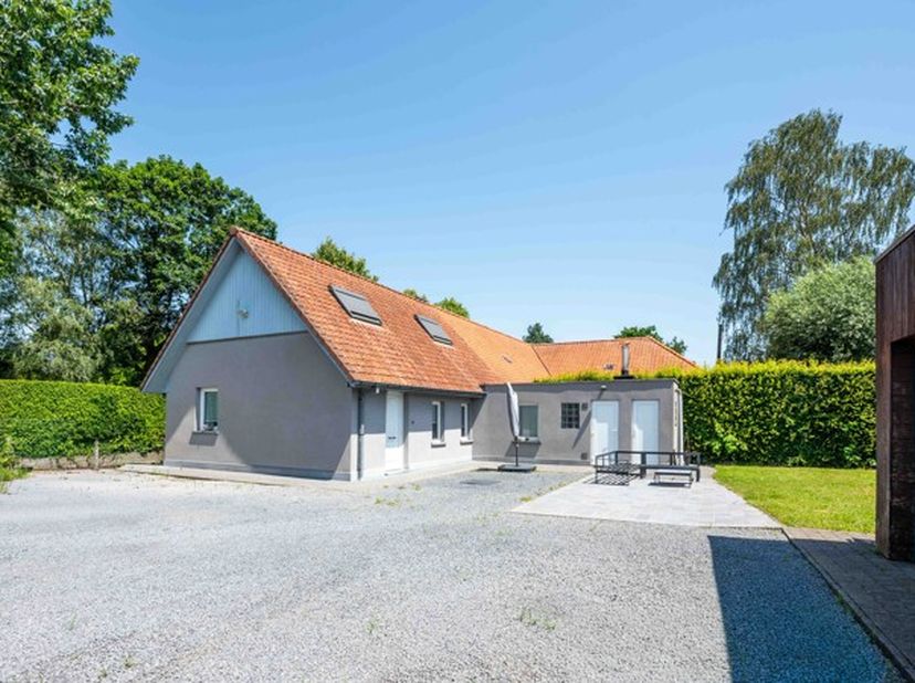 Via een lange oprijlaan bereikt u deze charmante en idyllisch gelegen woning, verscholen van de straat en omgeven door rust en groen.<br />
Dankzij de