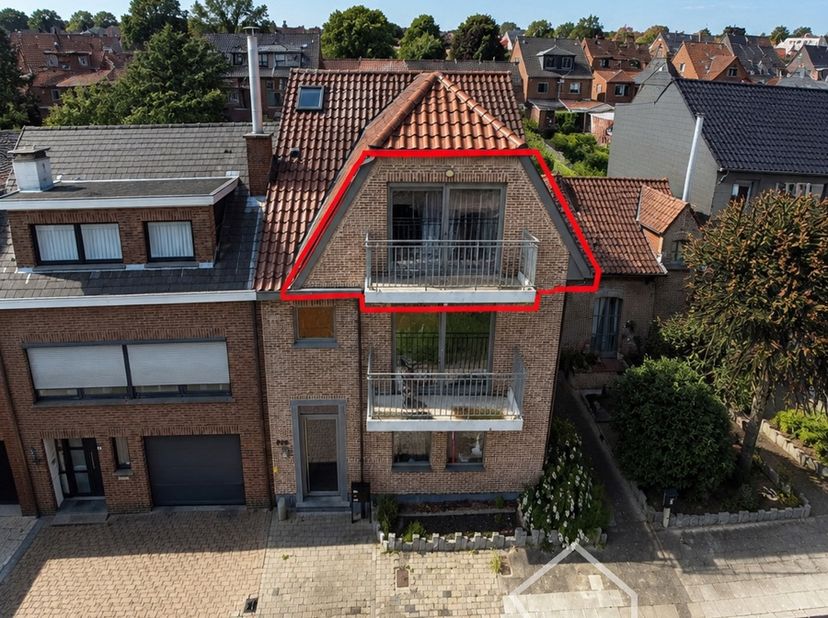 Dit nieuwbouw appartement in het centrum van Sint-Lievens-Houtem ligt op wandelafstand van de markt (750m). Het beschikt over een ruime leefruimte met