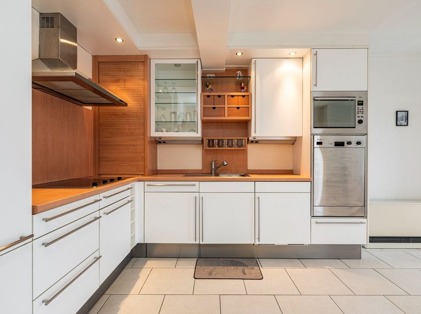 Appartement spacieux et prêt à emménager de 87m² avec 2 chambres à coucher et une belle terrasse couverte (Année de construction : 1998). Situé en ple