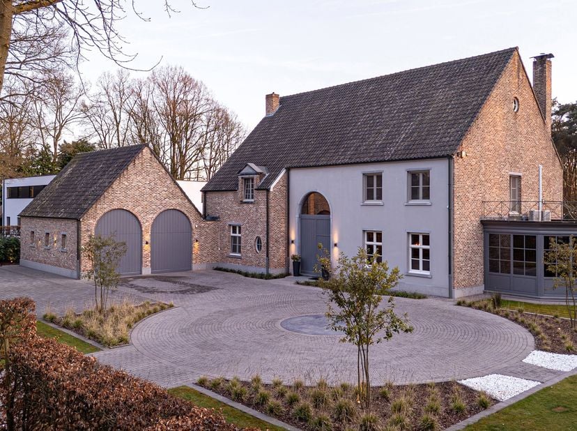 Schitterend gerenoveerde villa met multifunctioneel bijgebouw en paardenaccomodatie aan de golf van Rinkven te St-Job op ca. 5.000M2!<br />
Fantastisc