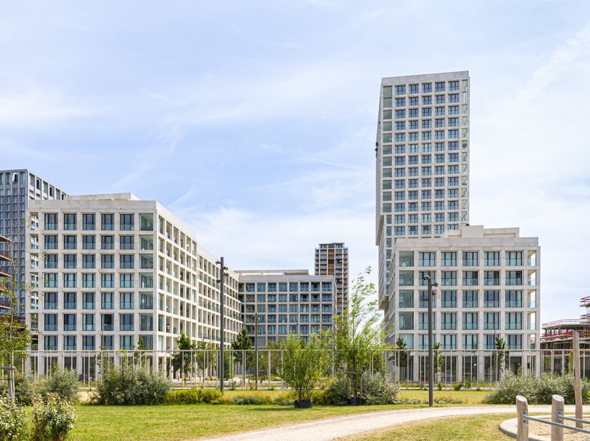 Deze exclusieve loft bevindt zich op de zestiende verdieping van de prestigieuze Residentie Scheldehof en biedt een unieke combinatie van luxe, ruimte