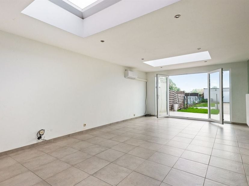 Instapklare woning met garage in het centrum van Ruisbroek<br />
Deze gesloten bebouwing is centraal gelegen in Ruisbroek, met alle voorzieningen binn