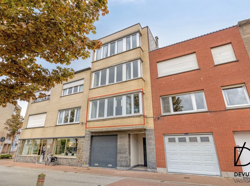 Op een boogscheut van strand en duinen en vlakbij het bruisende centrum van Bredene bevindt zich dit charmante en&amp;nbsp;instapklare appartement met 2 v
