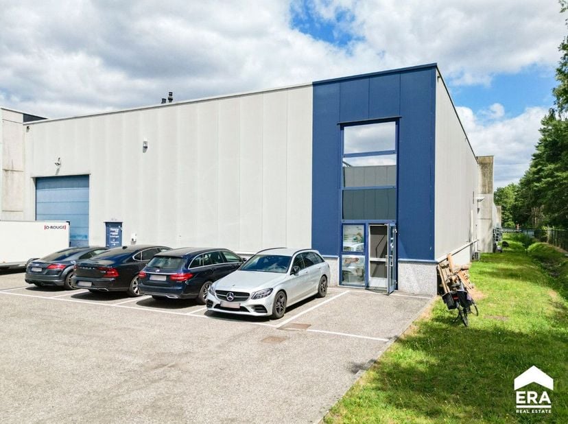 Deze bedrijfsruimte aan de Seinhuisstraat 3 bus 8 maakt deel uit van een verzorgd KMO-complex in de industriezone van Genk-Noord.Met zon 400 m² magazi