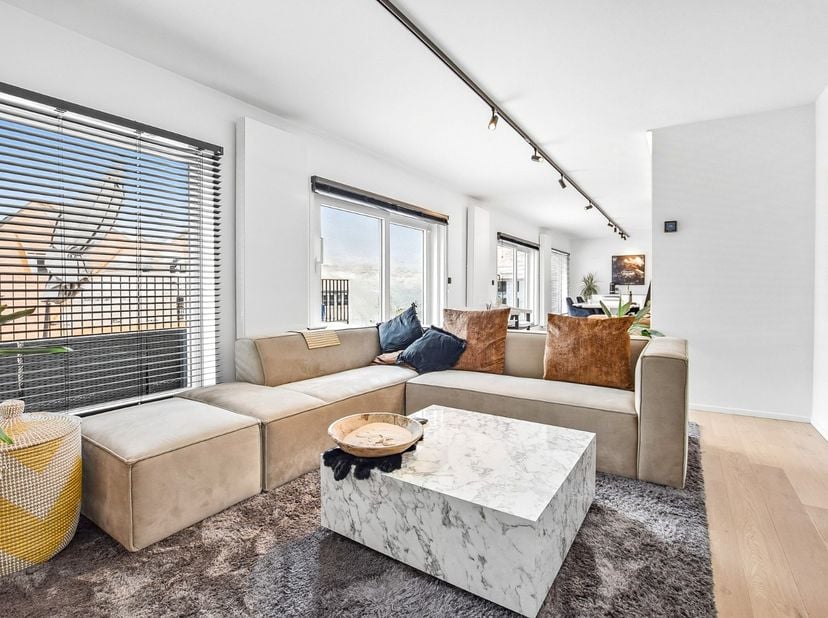 Dit prachtig instapklaar penthouse te Koksijde Sint-Idesbald is recent volledig gerenoveerd. Het lichtrijke appartement beslaat een bewoonbare oppervl