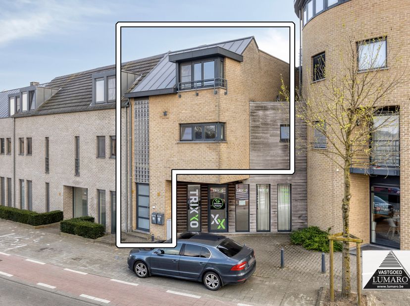 In het centrum van Dilsen gelegen appartement (2005) van 108 m² + terras. Dit duplex appartement heeft een private inkomhal (eigen inkomdeur)  langs d