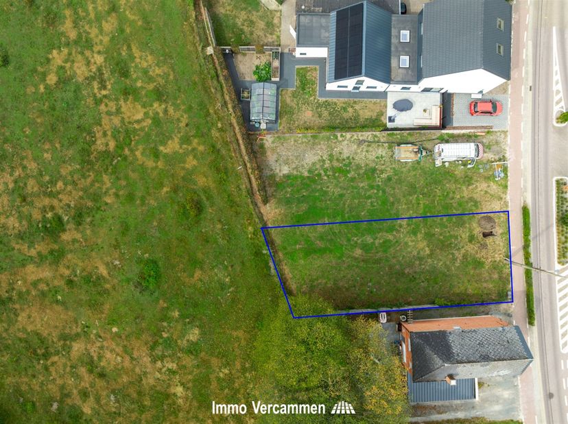 Knap perceel bouwgrond voor halfopen bebouwing, gelegen op een gunstige locatie net buiten het landelijke dorpscentrum van Putte - Peulis.<br />
<br