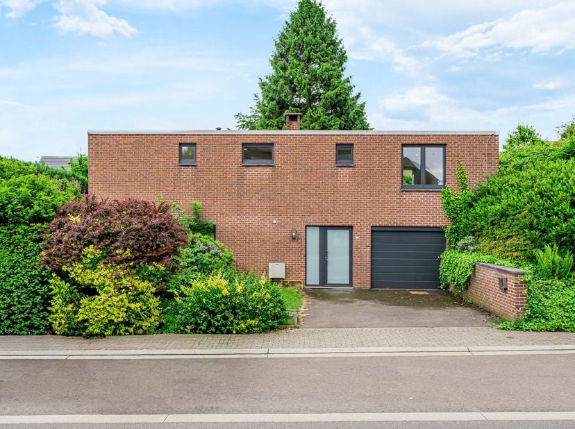 Idéalement située sur la commune de Blegny, à proximité immédiate des commerces et des principaux axes routiers, cette spacieuse maison 4 chambres ave
