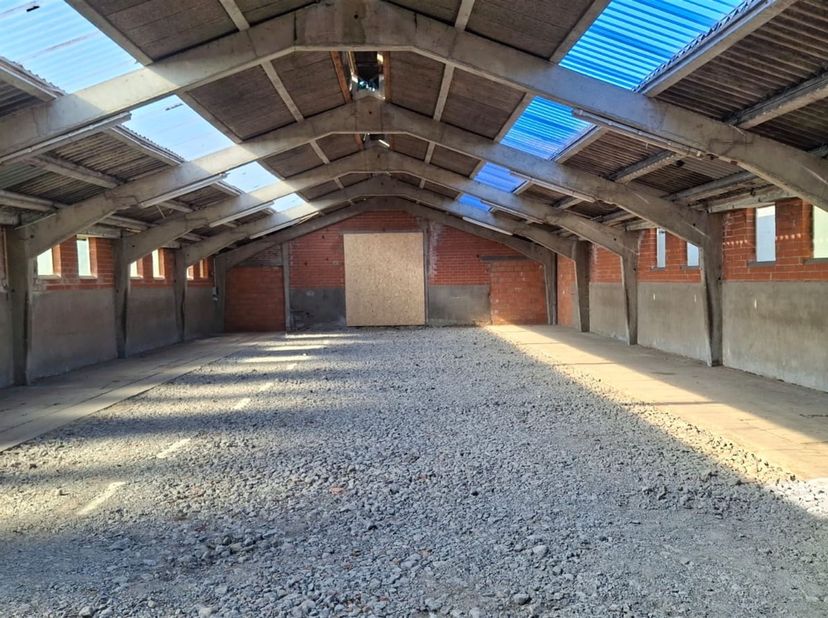 Hangar de +/- 360 m² à louer.<br />
<br />
Il est actuellement en cours de remise en état.<br />
<br />
Dimensions : 30X 12m<br />
<br />
Porte