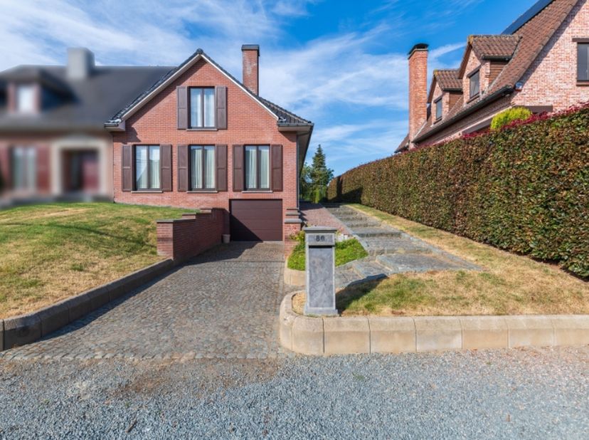 Breng een bezoek aan deze robuuste en ruime halfopen bebouwing in bijzonder goede staat van onderhoud. Deze woning omvat een ruime inkomhall met gaste