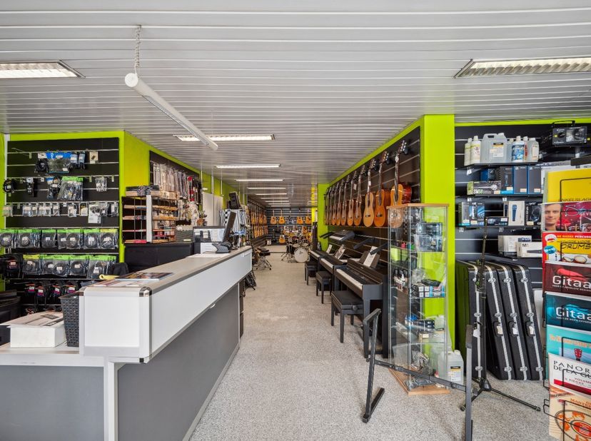 In het centrum van Tienen vindt u deze ruime handelszaak met private woonst met 2 politienummers namelijk 99 en 101. Het gelijkvloers omvat vitrine, h
