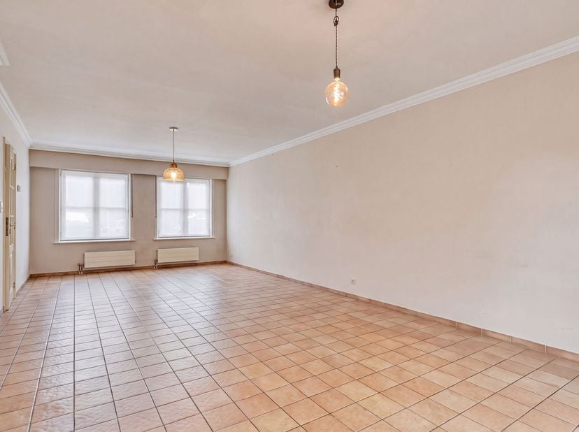 Instapklare gezinswoning te koop in Gullegem<br />
Je betreedt de woning via de inkomhal met gastentoilet. Vervolgens kom je in de gezellige leefruimt