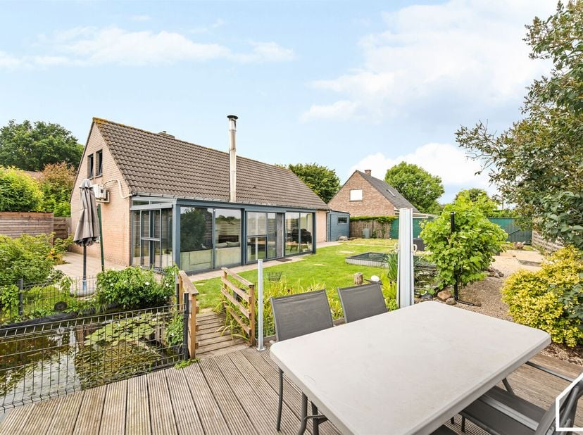 Deze open bebouwing op 575m² grond gelegen in een kindvriendelijke, rustige en groen wijk biedt het allemaal...<br />
<br />
ONTDEK DE WONING VIA DE V
