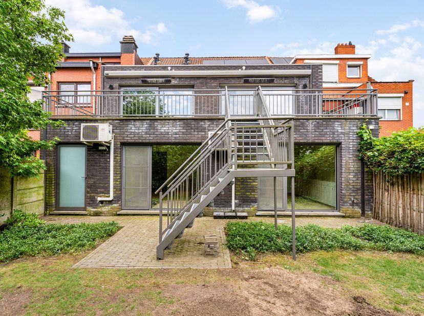 Multifunctionele woning met praktijkruimte en dubbele garage.<br />
<br />
Deze uitzonderlijk veelzijdige eigendom, gelegen in een erg rustige straat