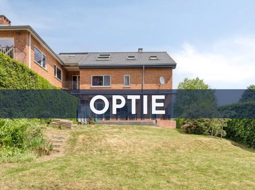 Ontdek deze verrassend ruime en instapklare gezinswoning in het hart van Overijse, op wandelafstand van het centrum met scholen, winkels, restaurants