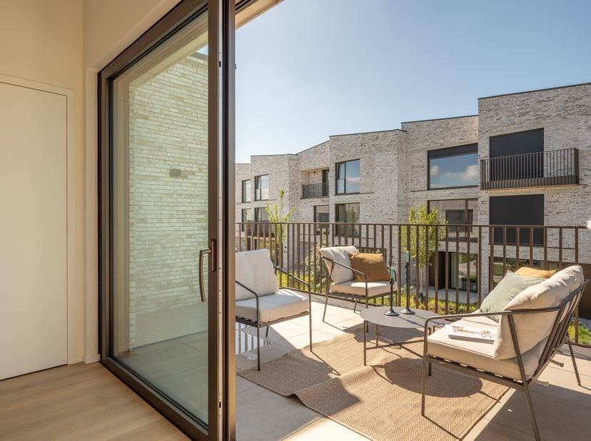 Deze moderne hoekwoning maakt deel uit van het woonproject Kalvekeet, een autovrij domein aan de rand van Knokke. U woont hier rustig en groen, met he