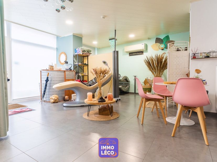 On vous propose à la vente cet immeuble mixte composé d'un REZ commercial avec habitation 4 chambres à l'arrière ! Nombreuses possibilités s'offrent à