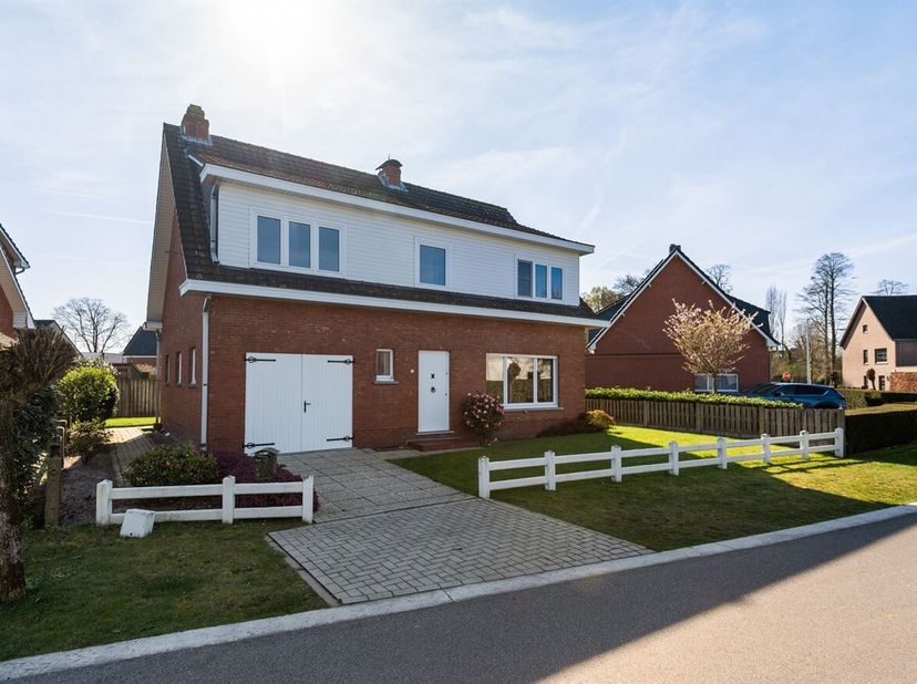 Zeer goed onderhouden woning met 4 slpks. op ca 323 m² grond.  Gelegen in een zeer kindvriendelijke omgeving, nabij het gemeentepark en op loopafstand